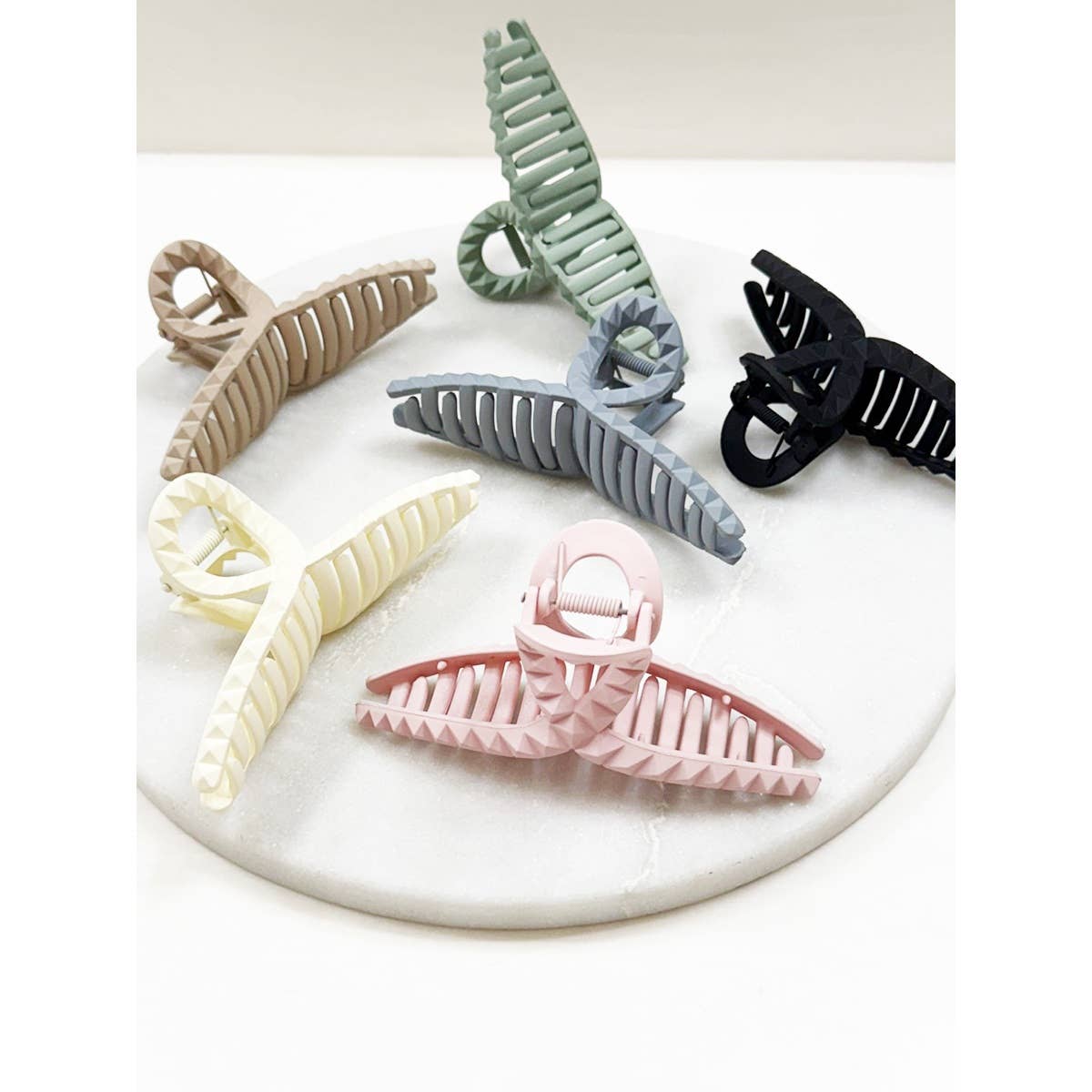 Embossed Loop Shape Jumbo Hair Claw